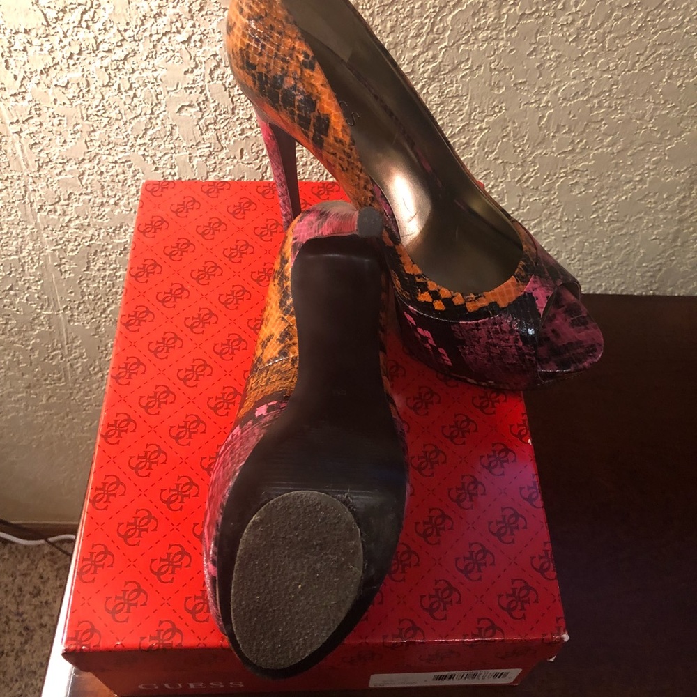 Guess Pumps - Picture 3 of 5